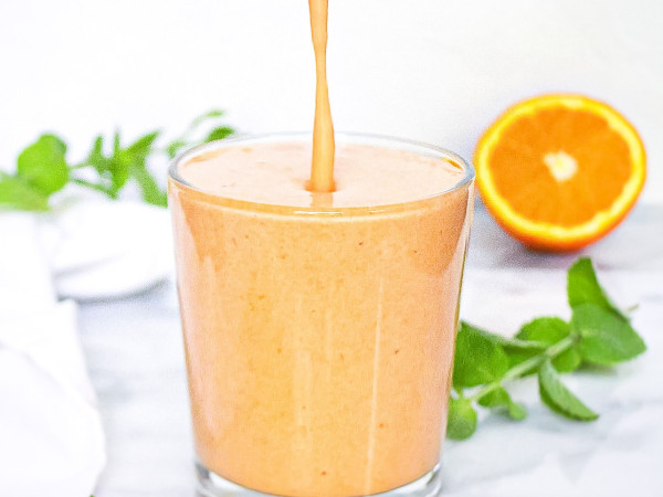 Refreshing Orange-Pear Smoothie with Bok Choy