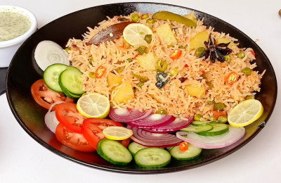 Rice Mixed with Potatoes and Peas