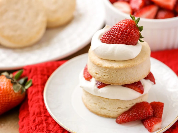 Quick Berries and Cream Shortcake Treat