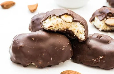 Quick Keto and Vegan Chocolate Almond Snacks with 5 Ingredients
