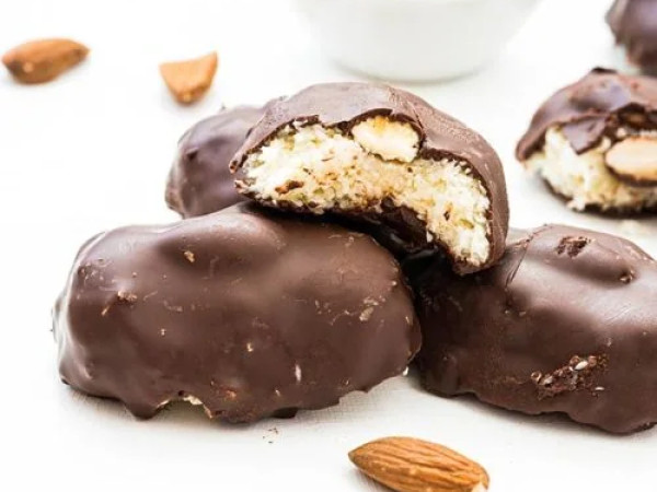 Quick Keto and Vegan Chocolate Almond Snacks with 5 Ingredients