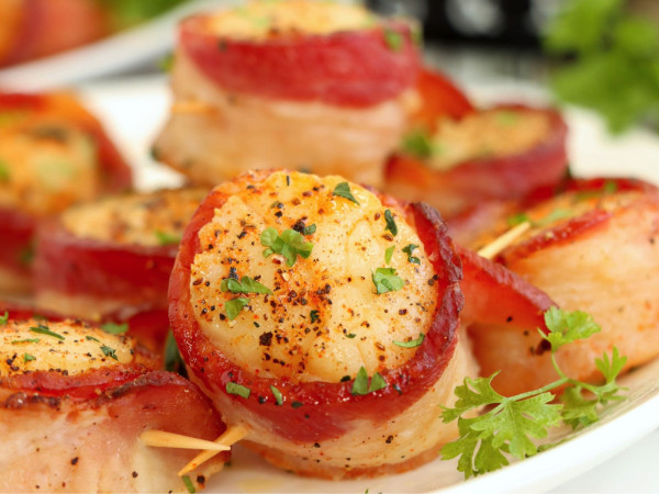 Delicious Bacon-Wrapped Scallops with Sriracha Mayo from the Air Fryer