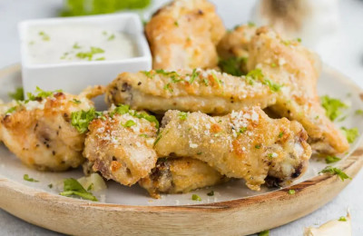 Chicken Wings with Garlic and Parmesan for a Keto Meal