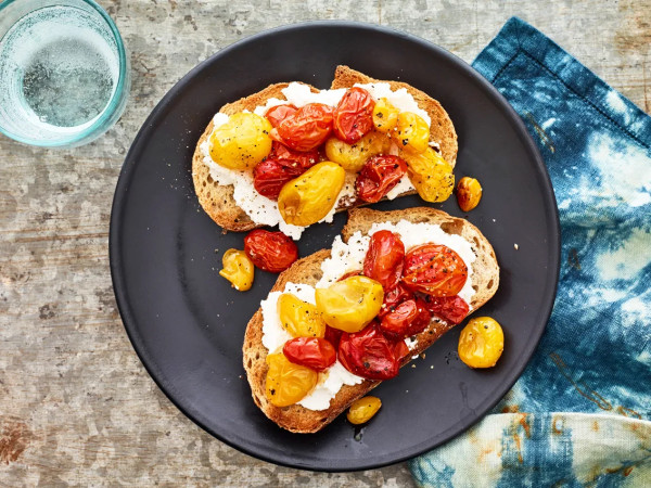 Toast with Ricotta, Bacon, and Tomato Topping