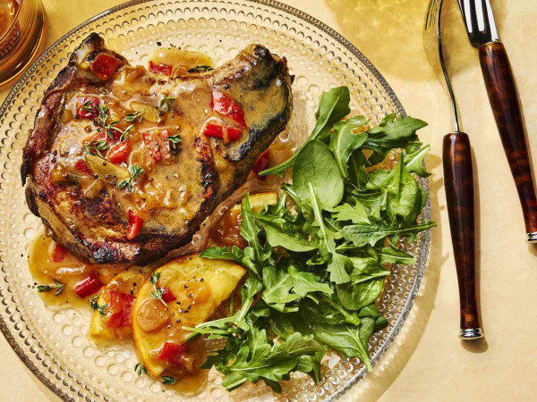 Juicy Pork Chops in Rich Gravy