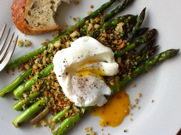 Asparagus Served with Poached Eggs