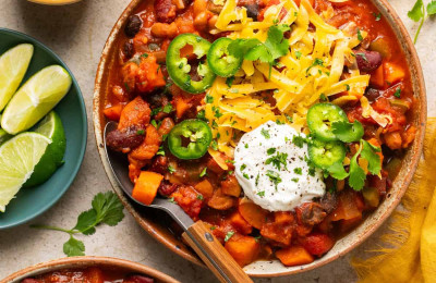 Easy Slow Cooker Sweet Potato Chili (Vegan)